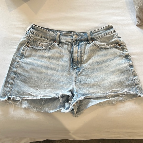American Eagle Outfitters Pants - American Eagle Mom Short. Size 10.